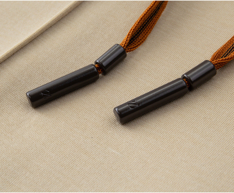 Close view of the contrast drawstring and metal tips