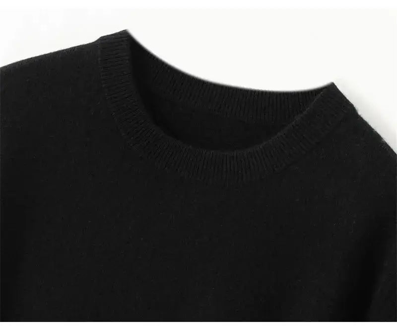 Close view of the ribbed crew neckline on the Warren knit t-shirt