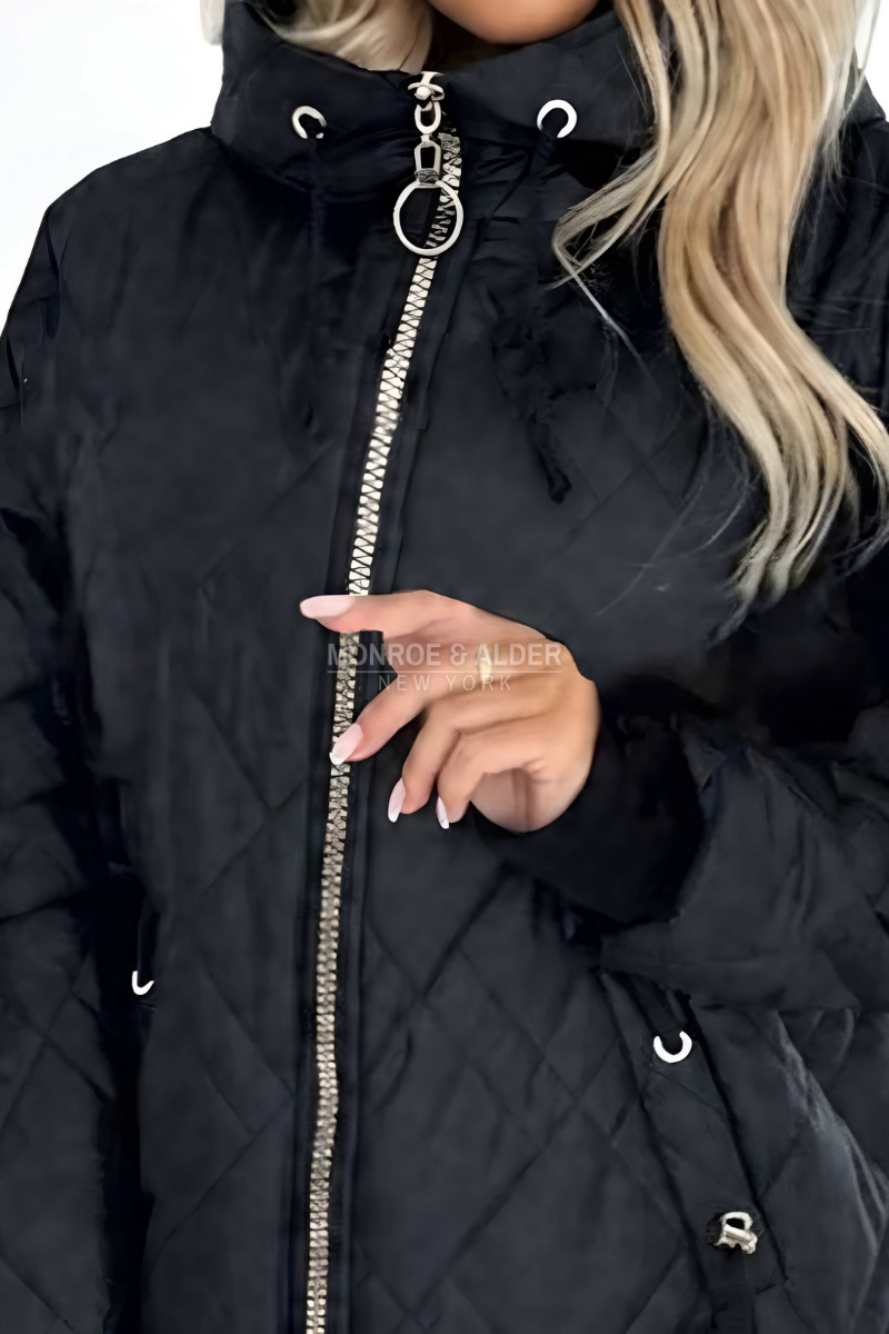 Close view of the Ida puffer jacket in black, zipper with ring pull and toggle pocket